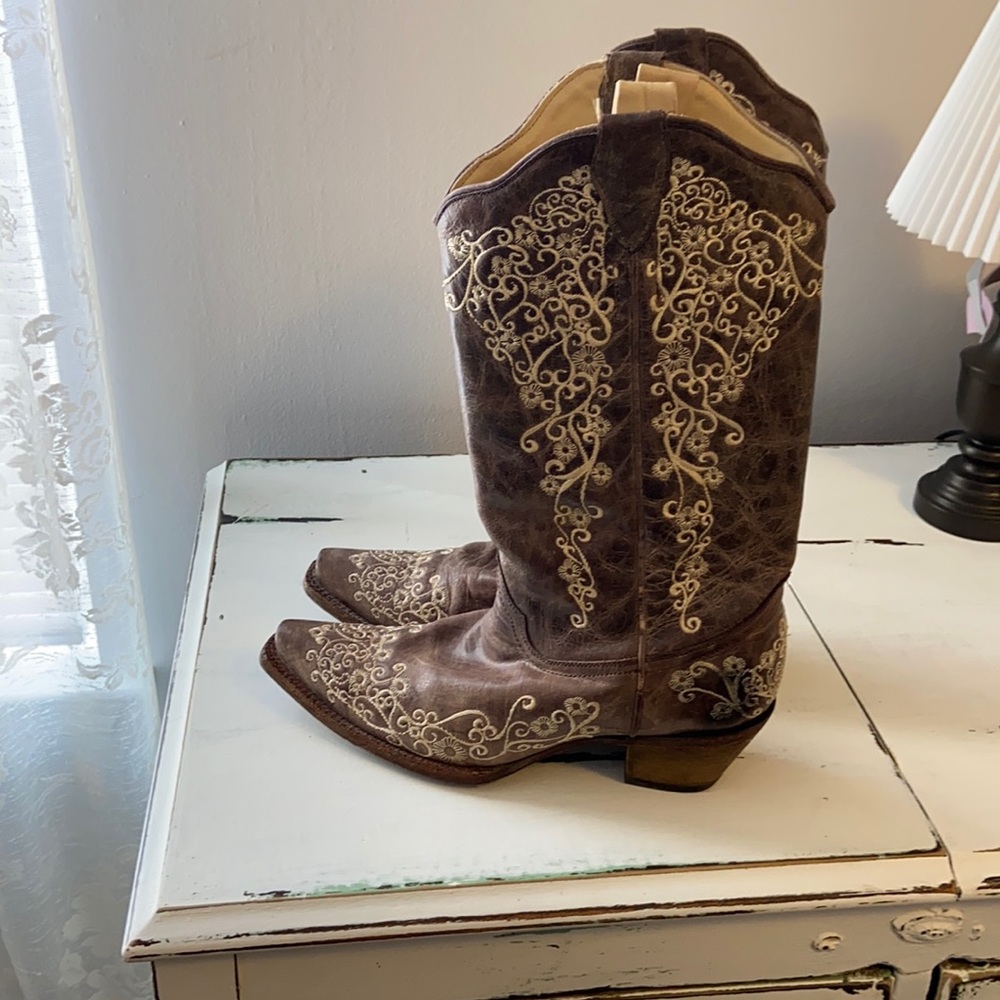Wedding Boots! Size 9 1/2.  Gently worn, Like new! Corral Boots!